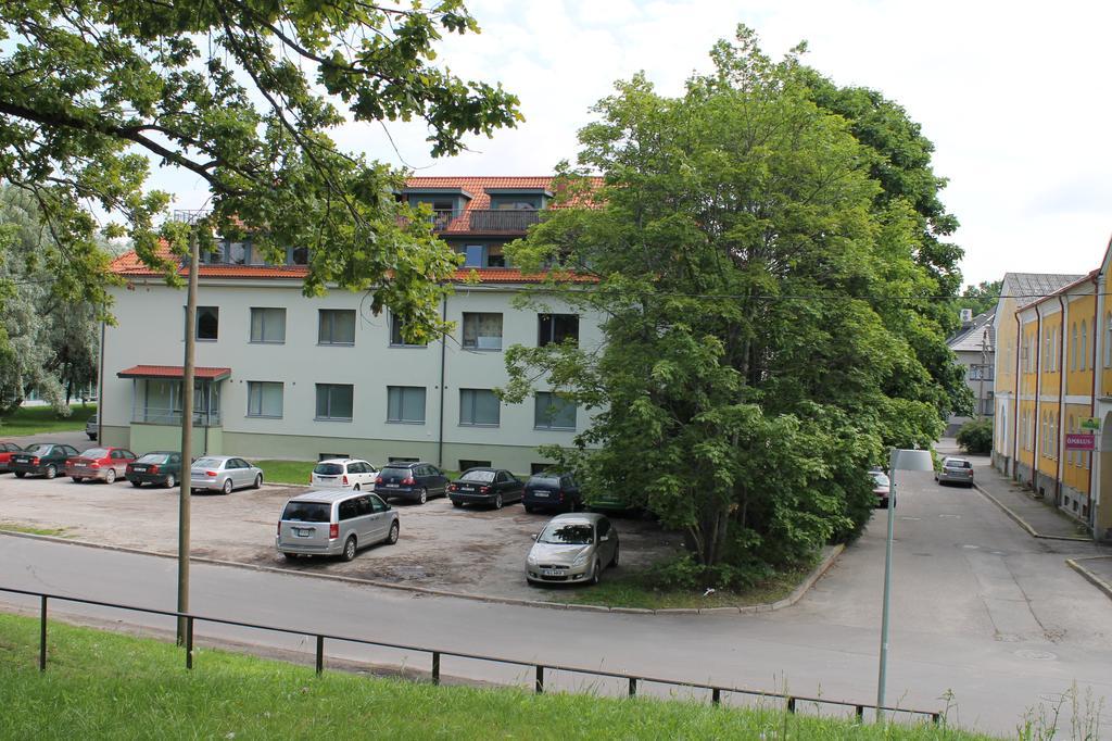 Ohtu Poik 2 City Center Basement Apartment Pärnu Zimmer foto